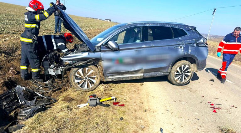 Momente cumplite pentru trei femei, implicate într-un accident cumplit! Victimele, transportate de urgență la spital. Ciocnire violentă între o autoutilitară și un autoturism