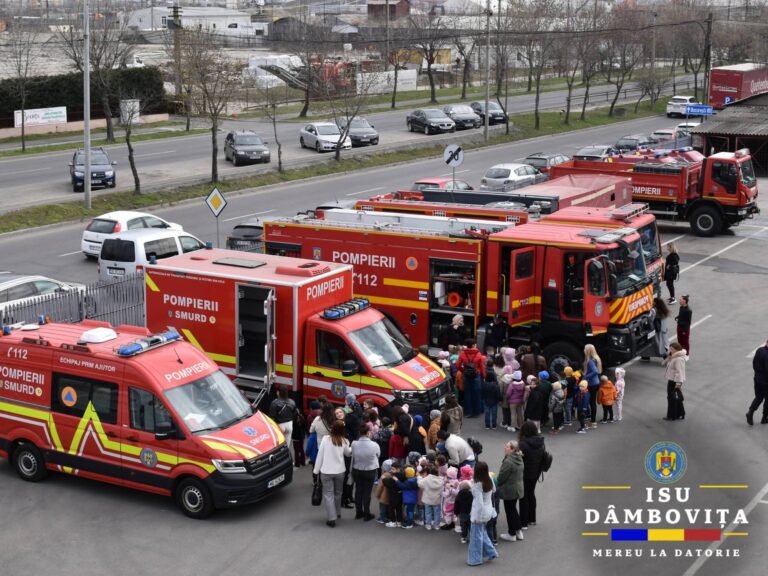 Vizită specială la sediul pompierilor din Târgoviște! Zeci de copii de la Grădinița cu program prelungit ,,Alexandrina Simionescu Ghica” au explorat autospecialele de stingere și au probat echipamentele de protecție