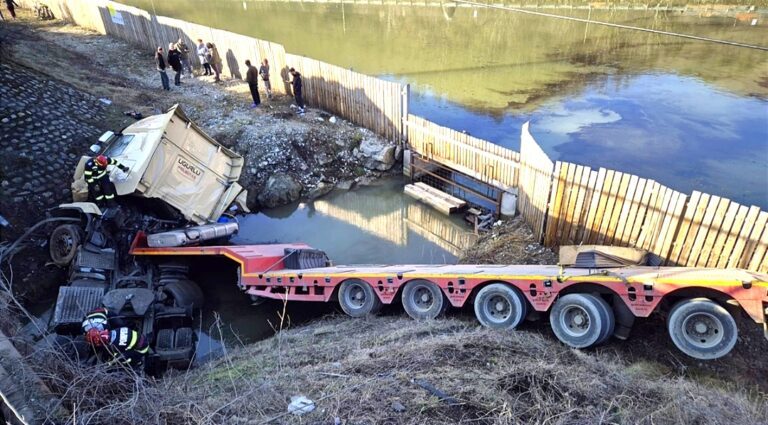 A ,,aterizat” cu autoutilitara într-un șanț! Șoferul, transportat de urgență la spital, după ce a fost extras din cabina autovehiculului unde rămăsese blocat
