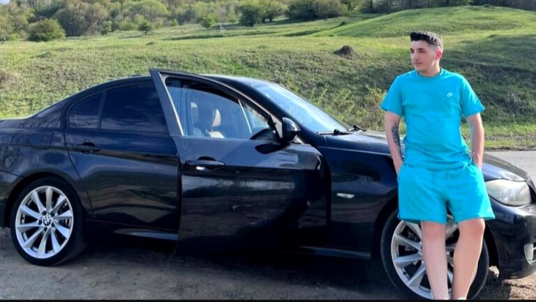El este tânărul de 22 de ani care și-a pierdut viața în accidentul cumplit de la Davidești. Ar fi intrat intenționat în stâlp. Povestea tulburătoare din spatele tragediei