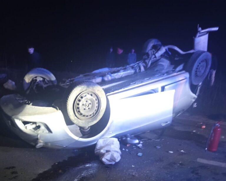 La un pas de tragedie din cauza vitezei! Momente dramatice pentru o șoferiță din Dâmbovița! Transportată la spital după ce s-a răsturnat cu mașina