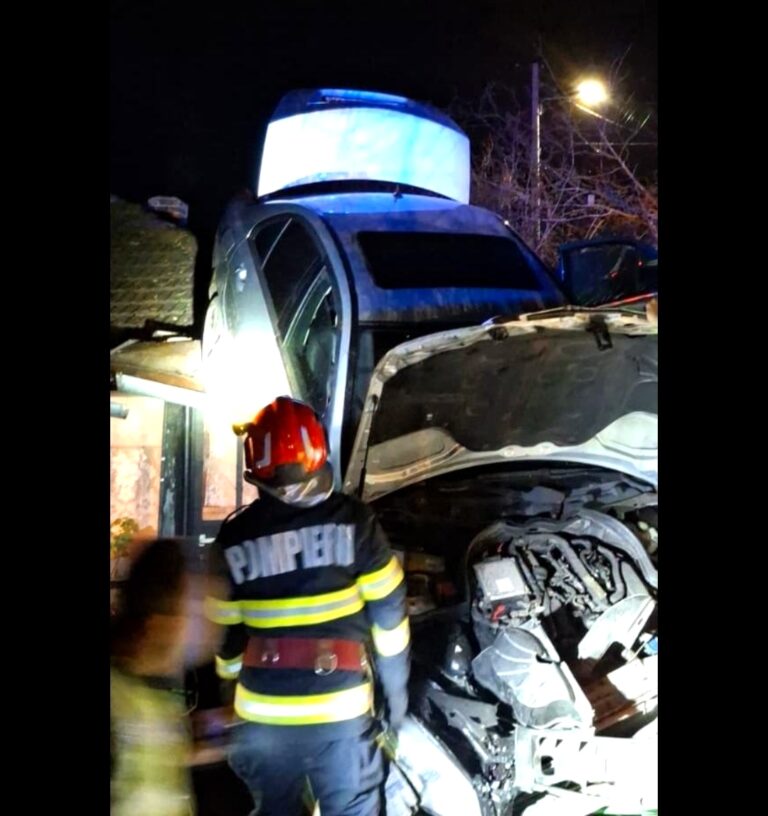 A ,,aterizat” cu mașina pe acoperișul unei case! Accident spectaculos în Prahova