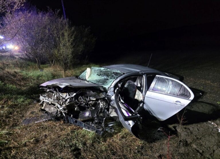 La un pas de moarte după un accident cumplit între două mașini! Cinci persoane au rămas încarcerate, iar două dintre acestea au ajuns la spital