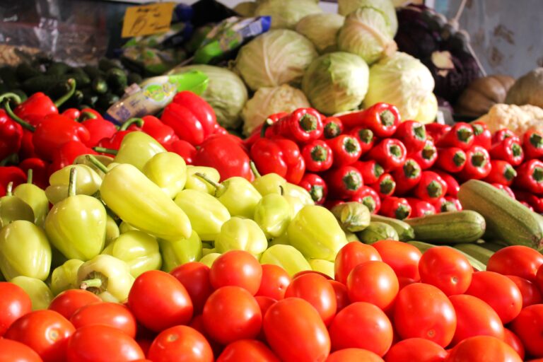 Explozie de gusturi și culori la aprozarul „La Cici” din Târgoviște! Fructe și legume atent selecționate doar pentru tine și familia ta