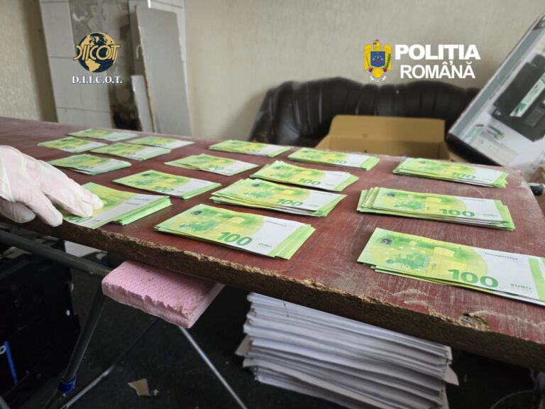 „Fabrică” de bani falși descoperită într-un sat din Suceava! Au fost găsite bancnote falsificate în valoare de peste 1,2 milioane de euro