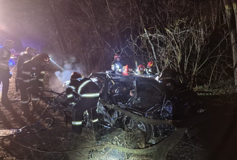 Carnagiu pe o șosea din Neamț! O depășire neregulamentară a ucis patru oameni și a băgat în spital alți trei. Una dintre mașinile implicate în accident a luat foc
