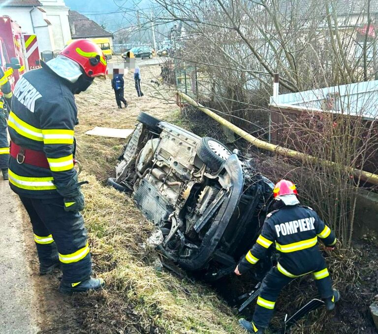 Un bărbat și o femeie s-au aflat la un pas de moarte după ce s-au răsturnat cu mașina! Una dintre victime a fost transportată de urgență la spital