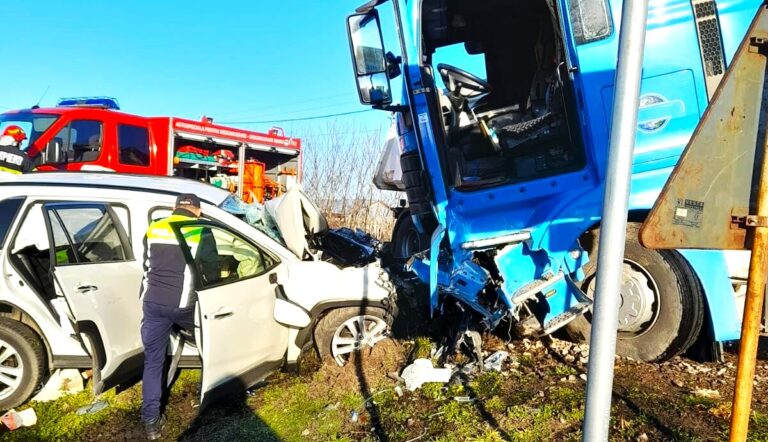 Ciocnire fatală între un autoturism și un TIR! Două femei și-au pierdut viața pe loc, iar șoferii au fost transportați de urgență la spital