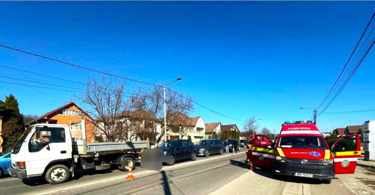 Momente îngrozitoare pe șosea: Carambol cu patru mașini și 12 persoane implicate. O femeie și doi copii, transportați de urgență la spital
