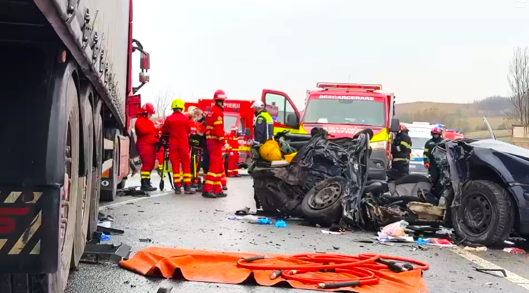 Doamne, ce tragedie! Cinci bărbați au murit într-un accident devastator produs între un autoturism și două autocamioane. Elicopterul SMURD a fost solicitat de urgență