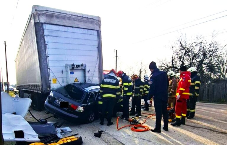 Destin tragic pentru o șoferiță începătoare! Și-a pierdut viața într-un accident cumplit! Mașina în care se afla s-a izbit de o remorcă parcată
