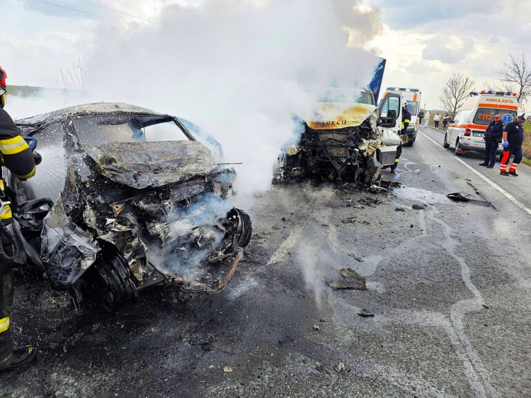 Impact fatal între un autoturism și o autoutilitară. Ambii șoferi și-au pierdut viața pe loc. Unul dintre ei a fost găsit carbonizat după ce mașina în care se afla a luat foc