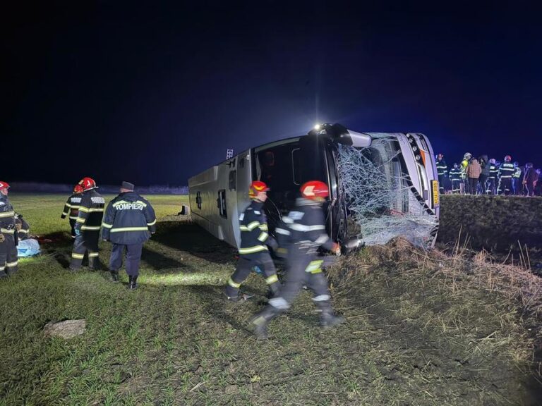 Accident cumplit sâmbătă de dimineață! Un pasager a murit pe loc și alți 14 au fost răniți după ce un autocar s-a răsturnat. A fost activat Planul Roșu de Intervenție