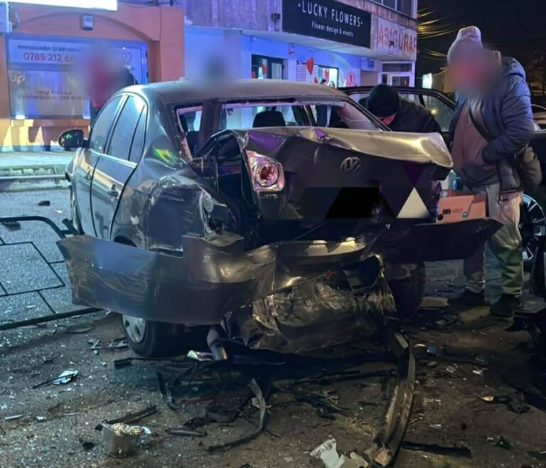 S-a urcat beat criță la volan și a făcut prăpăd! A lovit două mașini parcate, un gard și apoi s-a izbit de un copac! Șoferul a fugit de la locul accidentului