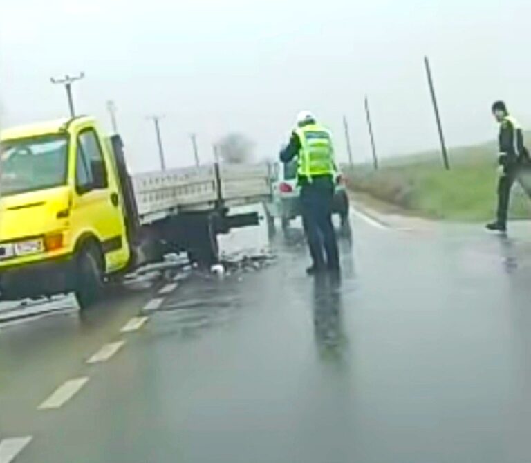 Dâmbovița: Un copil de 10 ani și doi adulți, de urgență la spital după impactul violent dintre o autoutilitară și un autoturism! Vinovat pentru producerea accidentului este un tânăr de 23 de ani