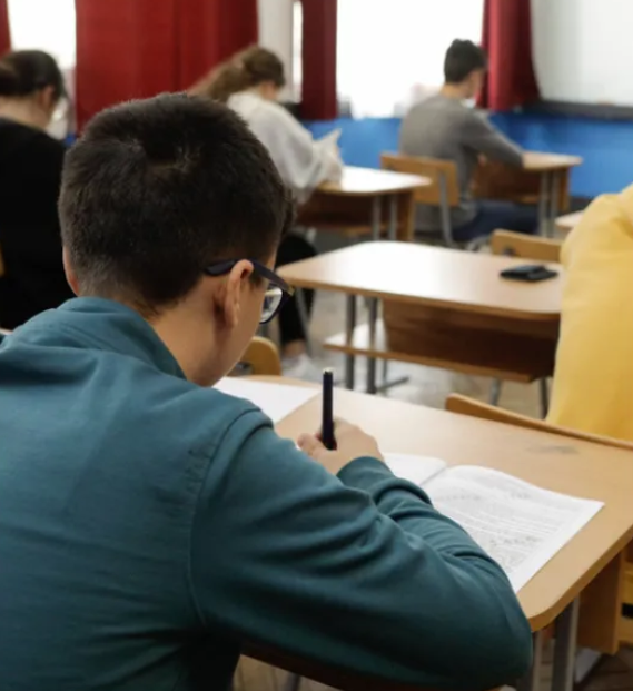 Fără 10 pe linie în Dâmbovița la Simularea Evaluării Naționale! Două note de 10 la Matematică și rezultate mai bune la Română