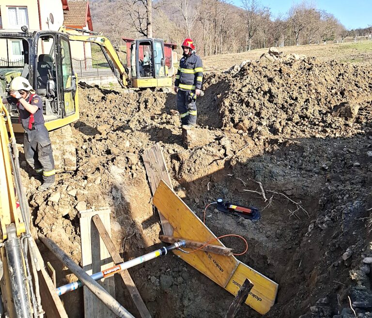 A pierit îngropat de viu sub un mal de pământ! Sfârșit tragic pentru un muncitor care lucra la un canal
