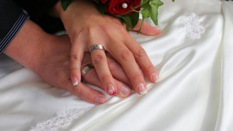 Căsătorită de două ori în șase luni, fără să divorțeze niciodată! Femeie trimisă în judecată pentru bigamie