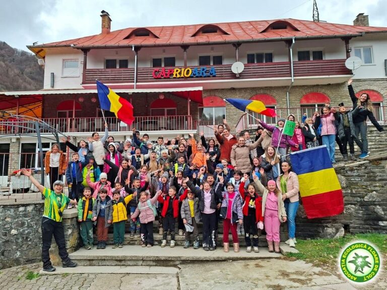 Primăvara, anotimpul care educă! Lecții de viață, natură și bucurie în inima Bucegilor, alături de elevi și Asociația Ecologică „Floare de Colț”