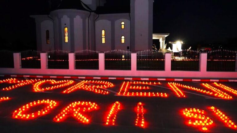 Emoție, credință și tradiții la Moreni! Mii de oameni au luminat orașul la a doua ediție a evenimentului „Florii și Lumină”