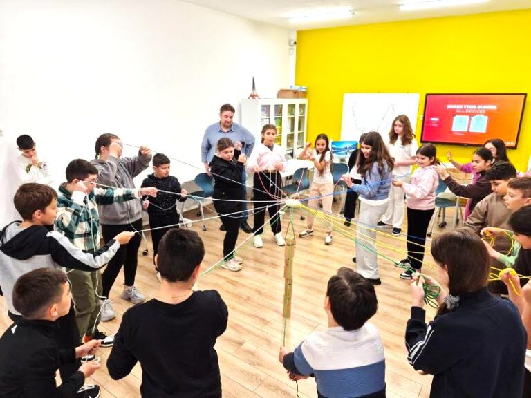 Lecțiile viitorului, aduse la o unitate școlară din Târgoviște de un expert internațional în educație. Școala Gimnazială „Mihai Viteazul” s-a transformat într-un laborator viu de idei, experiment și creativitate