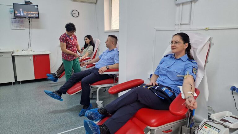 Jandarmii dâmboviţeni, în prima linie a solidarității! Au donat 13 litri de sânge pentru viață