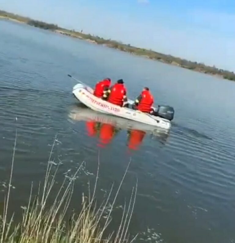 Intervenție de urgență a scafandrilor după ce un bărbat ar fi căzut într-un lac! Mobilizare amplă de forțe pentru găsirea persoanei dispărute