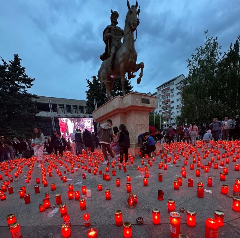 „Calea Luminii”, simbolul viu al credinței și emoției în Joia Mare la Târgoviște! Peste 5000 de candele aprinse vor forma un râu de lumină și de speranță