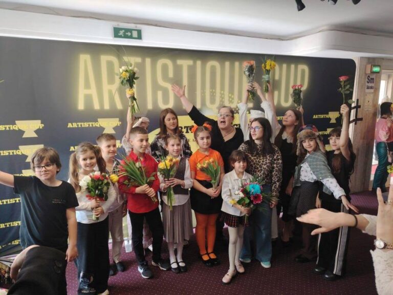 Micii actori ai Studioului de Teatru HodoronkTronk’s World din Târgoviște au strălucit la cea de-a cincea ediție „Artistique Cup”! Copiii au transformat scena într-un univers al visurilor împlinite