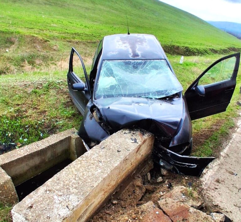 Impact nimicitor cu un cap de pod! Șoferul și-a pierdut viața pe loc, iar o pasageră cu multiple traumatisme a ajuns de urgență la spital