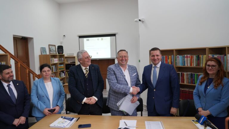 Investiții cu bani europeni în serie, în Dâmbovița! 14 contracte semnate în două zile de peste 300 de milioane lei