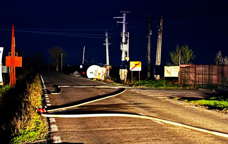 Pericol de explozie într-un sat din Prahova! Cisternă cu GPL răsturnată, peste 70 de oameni evacuați în Ajun de Florii. Autoritățile au emis mesaj RO-ALERT