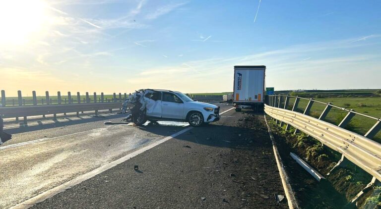 Impact devastator pe autostradă între un autoturism și un TIR! Un bărbat a murit pe loc, iar o femeie a fost transportată de urgență la spital. A fost solicitată intervenția elicopterului SMURD
