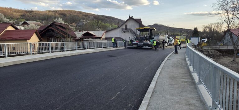 O veste mult așteptată! Noul pod de la intrarea în orașul Pucioasa, aproape de finalizare. Se toarnă asfaltul