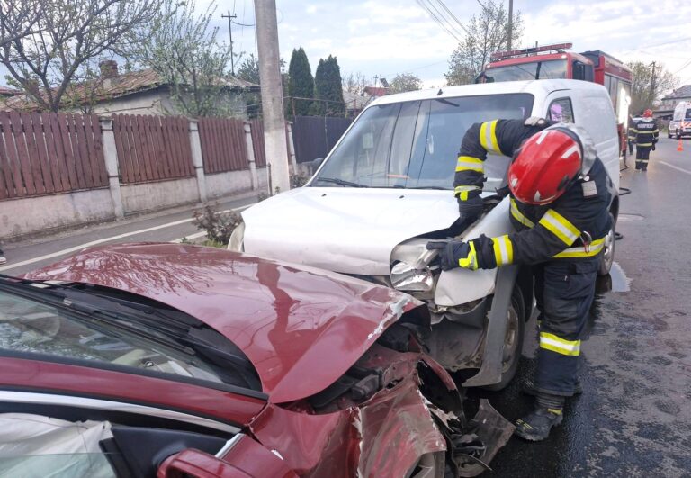 Momente dramatice după impactul violent dintre trei autoturisme! Un șofer a fost transportat de urgență la spital