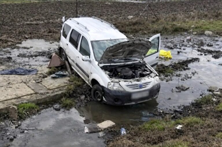 Destin frânt pe A2! O tânără de 20 de ani și-a pierdut viața într-un accident cumplit, după ce mașina în care se afla s-a răsturnat. Alte două persoane au ajuns la spital de urgență