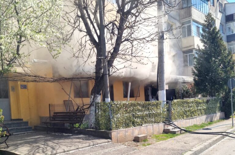 Alertă la Târgoviște după ce un apartament a luat foc! O femeie a făcut atac de panică. Flăcările s-au manifestat pe o suprafață de 50 de metri pătrați