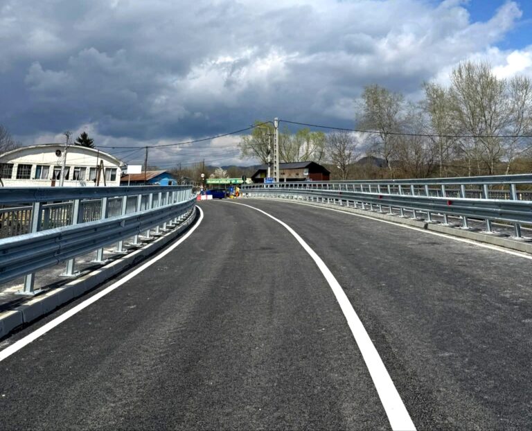 Veste nemaipomenită înainte de Paște! Podul de la intrarea în Pucioasa a fost redeschis