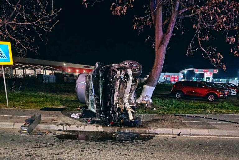 Clipe de groază pentru un șofer noaptea trecută! S-a aflat la un pas de moarte după ce s-a răsturnat cu mașina. Conducătorul auto a fost găsit încarcerat