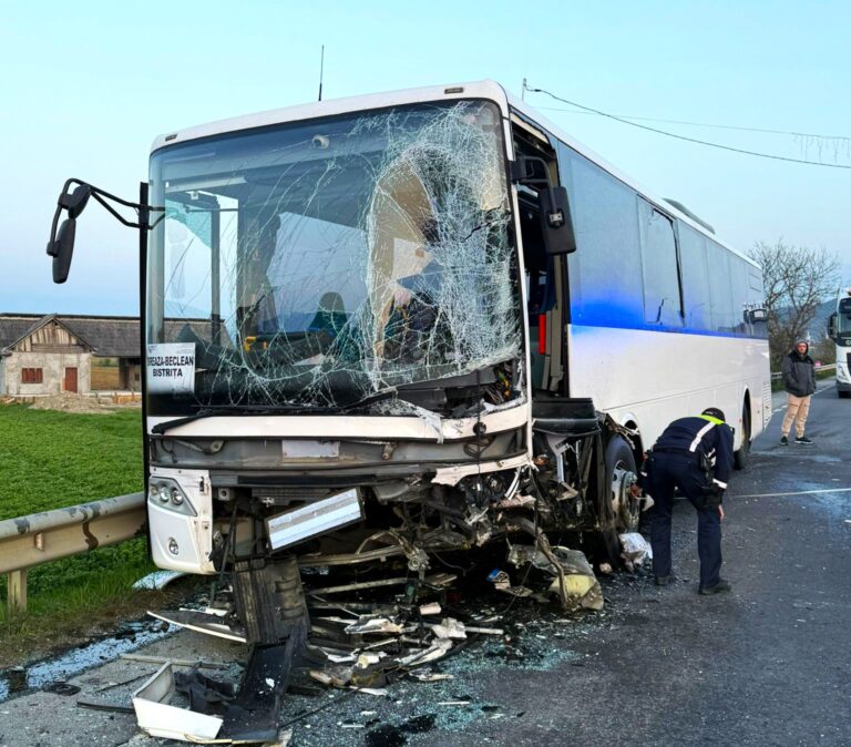 Ciocnire devastatoare între un autoturism și un autobuz! Un bărbat a pierit, iar alte două persoane au fost au fost transportate de urgență la spital. Autoturismul s-a transformat într-un morman de fiare în urma accidentului