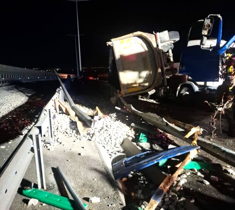 Șofer din Dâmbovița, implicat într-un accident cumplit în Olt! S-a răsturnat cu autoutilitara după ce s-a izbit de glisierele metalice. A fost transportat de urgență la spital