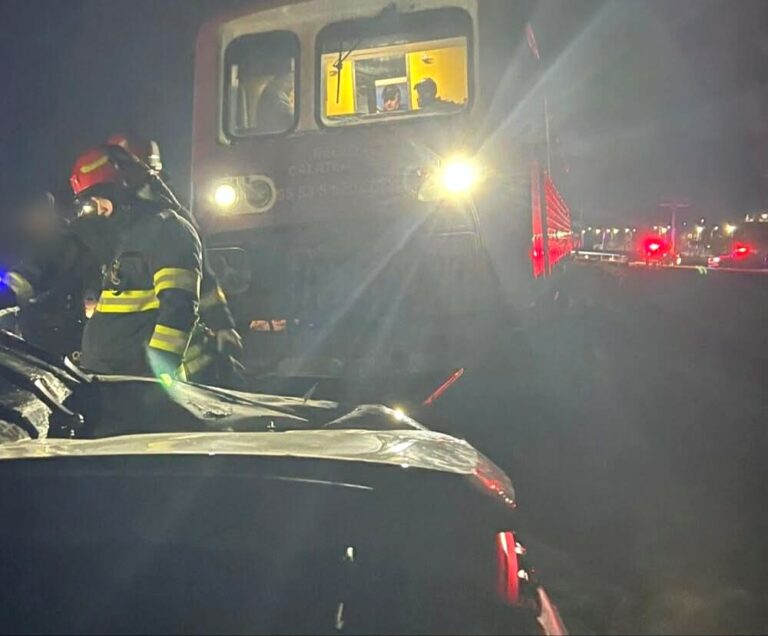Dramatism pe șine în Dâmbovița! Un autoturism a fost lovit de un tren de călători. O persoană a fost rănită