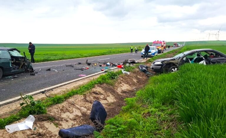 Destin frânt la 35 de ani! Un tânăr și-a pierdut viața într-un accident cumplit, cu trei mașini implicate. Doi șoferi și un pasager, transportați de urgență la spital