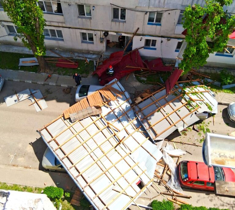 Nenorocire la sfârșit de săptămână! Un bărbat și-a pierdut viața după ce acoperișul unui bloc s-a prăbușit peste el din cauza vântului puternic