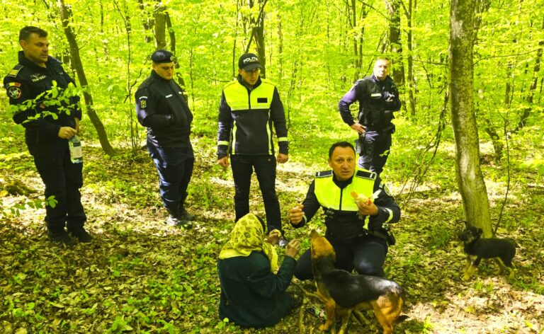 Bătrână dată dispărută, găsită în viață după două zile de căutări la foc automat! Femeia de 94 de ani se afla în pădure alături de câinii săi. Vârstnica a fost dusă la spital