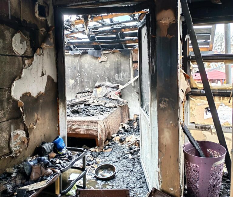 A fost alertă pe Valea Dâmboviței, după ce o casă a luat foc! Locuința a fost distrusă de flăcări violente! S-a intervenit cu 3 autospeciale de stingere