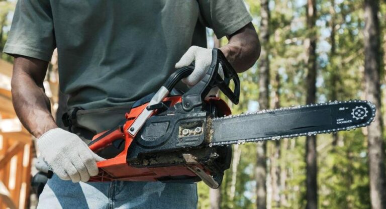 Sfârșit crunt pentru un bărbat de 48 de ani! A pierit după ce s-a tăiat cu drujba într-o anexă a locuinței