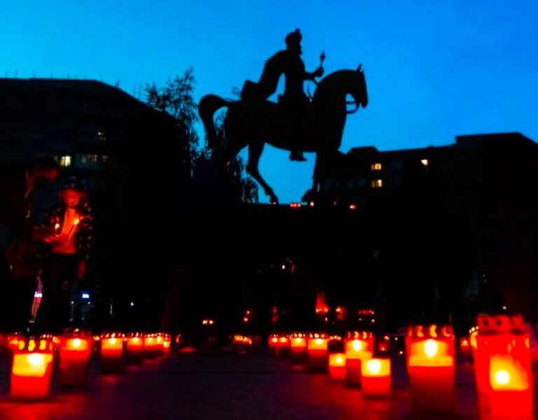 Noaptea în care orașul Târgoviște devine lumină! Și în acest an, în Joia Mare a Paștelui, vor fi aprinse mii de candele în cadrul evenimentului unic „Calea Luminii”