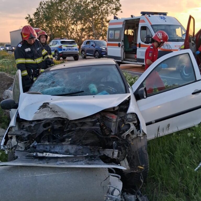Impact devastator cu un stâlp de electricitate! Clipe de groază pentru șoferiță și o copilă de 7 ani! Victimele, transportate de urgență la spital