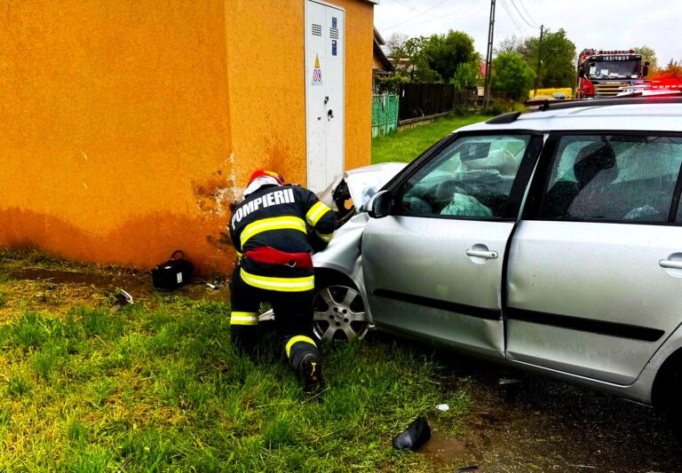 Scene de coșmar după impactul cumplit dintre două mașini! O fetiță de 8 ani și doi adulți, de urgență la spital